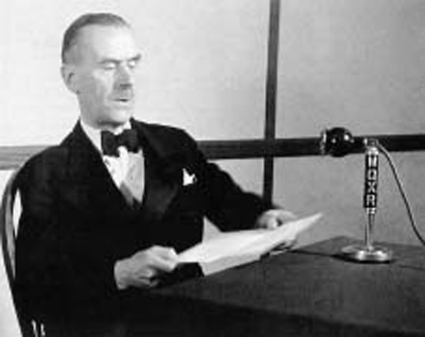 Thomas Mann im amerikanischen Rundfunkstudio (um 1940)